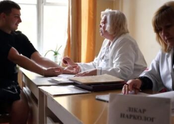 Як носити total denim навесні 2025: стилістка показала модний образ