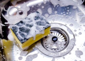 Як очистити кухонну мийку незалежно від матеріалу з якого її виготовлено