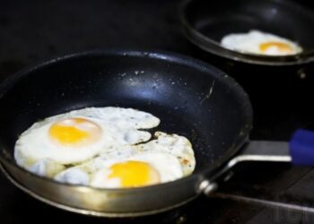 Як очистити пательню з антипригарним покриттям: дієві поради