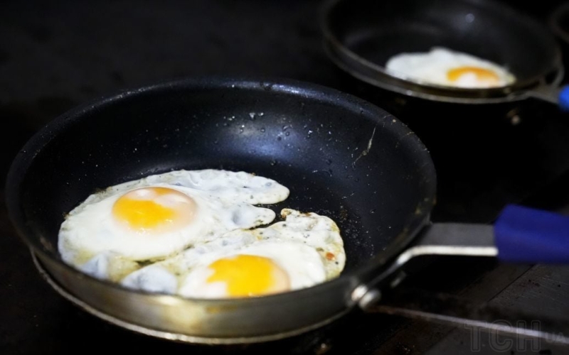 Як очистити пательню з антипригарним покриттям: дієві поради