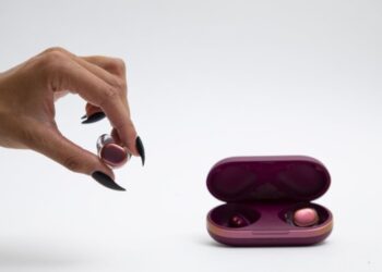 Як почистити навушники від мікробів: цікаві поради