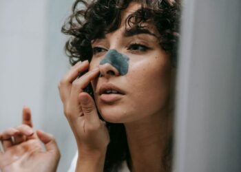 Як повернути носу привабливого вигляду, якщо на ньому з’являються негарні чорні цятки та розширені пори