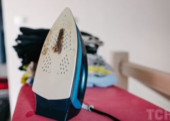 Як правильно почистити праску: корисні поради