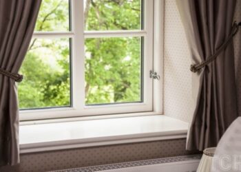 Як правильно прати та чистити штори: корисні поради