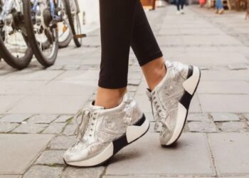 Як стилізувати масивні кросівки: спосіб від паризьких модниць