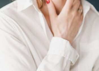 Як зберегти пружність шкіри на шиї: поради косметологів