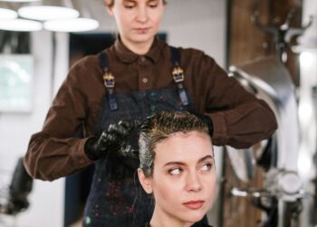Як знайти спільну мову з перукарем: що дратує майстрів у клієнтах