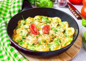 Как превратить магазинные пельмени в роскошное блюдо: шеф-повар поделилась крутым рецептом (ВИДЕО)