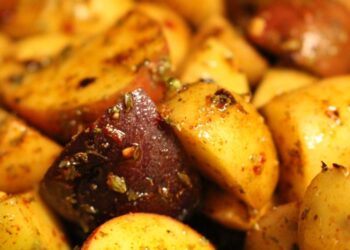 Картопля в духовці виходить із хрусткою скоринкою: потрібно просто додати один інгредієнт