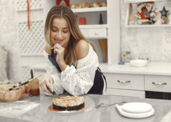 Кондитеры скрывают этот лайфхак: запомните, чтобы не выбрасывать деньги на ветер (ВИДЕО)