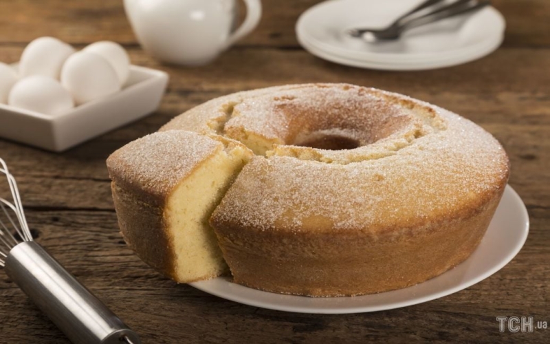 Лайфгак з TikTok: як швидко та просто розрізати бісквіт без ножа