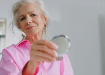 Макіяж 50+: візажисти назвали декілька прийомів в макіяжі, які насправді додають років