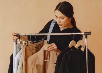 Модні антитренди 2025 – який одяг треба прибрати з гардероба, поради