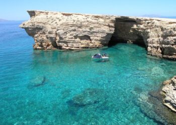 На красивих грецьких островах, схожих на Міконос, немає натовпів туристів: у чому їхній секрет