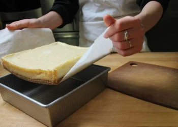 Не бегите в магазин: самые простые способы заменить бумагу для выпечки