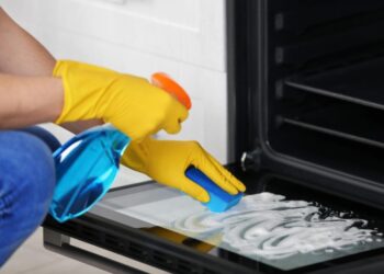 Не потрібно більше мити духовку оцтом: від старого жиру і бруду допоможе інший засіб