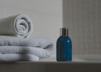 Небезпека щоденного миття голови дешевим шампунем: що відбувається з волоссям і шкірою голови