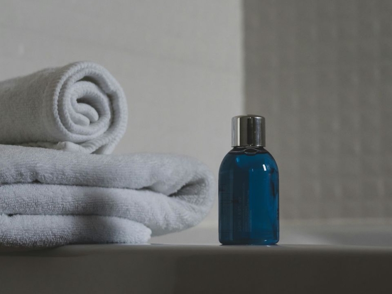 Небезпека щоденного миття голови дешевим шампунем: що відбувається з волоссям і шкірою голови