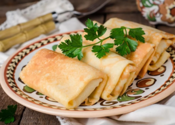 Нереально сытные блины с начинкой: отличный рецепт (ВИДЕО)