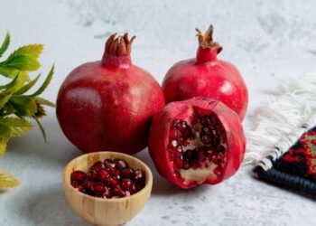 Никаких красных брызг на кухне: чистый способ чистки граната (ВИДЕО)