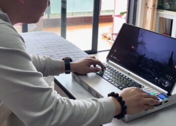 Ноутбук з десктопною NVIDIA RTX 5090 підтримує звичайні компоненти ПК і важить 5 кг