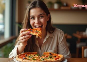 Нож с вилкой надо, или брать руками? Вот как правильно есть пиццу – дома и в заведении