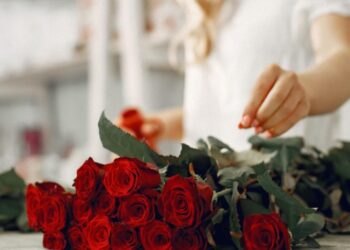 Ось що додати у воду для троянд: букет простоїть 2 тижні