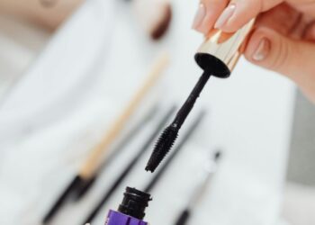 Помилки, які краще не робити під час купівлі туші для вій: на що звернути увагу, щоб не зіпсувати макіяж