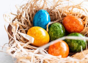 Просто, дешево, а главное — без химии: какого цвета можно сделать пасхальные яйца с помощью натуральных красителей (ФОТО)