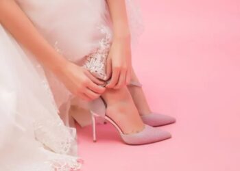 Пудрові туфлі несподівано стали хітом сезону: які знаменитості вже приміряли