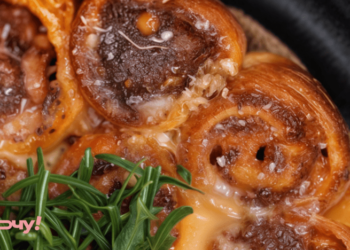 Роскошные синабоны с колбасой: как пицца, только вкуснее и проще (ВИДЕО)