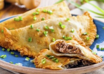 Самые вкусные домашние чебуреки готовятся так: получаются сочными и ароматными (ВИДЕО)