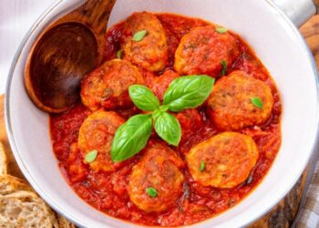 Таких соковитих ви ще не куштували: апетитні котлети в томатній підливці