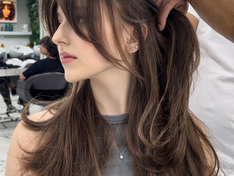 Трендові зачіски літа 2024 &mdash; чубчики та кудрі на піку