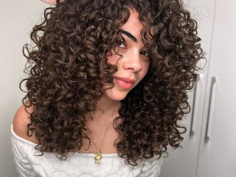 Трендові зачіски літа 2024 &mdash; чубчики та кудрі на піку