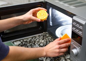 Відмити мікрохвильовку за 5 хвилин: легкий спосіб, за якого не потрібно нічого терти