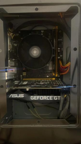 Власник ПК оновлює BIOS материнської плати понад 48 годин і веде фототрансляцію