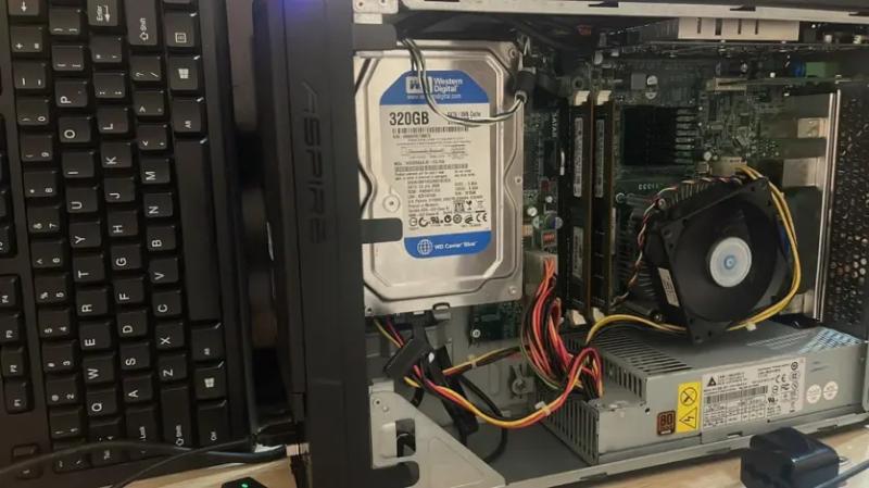 Власник ПК оновлює BIOS материнської плати понад 48 годин і веде фототрансляцію