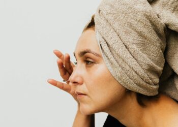 Здоров’я волосся: чому варто змінити звичку сушити рушником