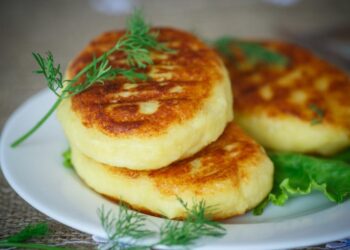 Золотиста скоринка та ніжна начинка: покрокові рецепти картопляних зразів