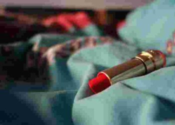 Серветки, спирт, сода: як вивести плями від косметики з одягу