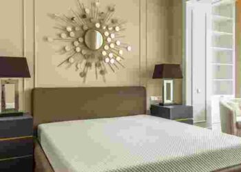 Позбутися плям і неприємного запаху: як почистити матрац самостійно