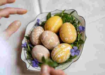 Один з найпростіших способів: як пофарбувати яйця куркумою до Великодня