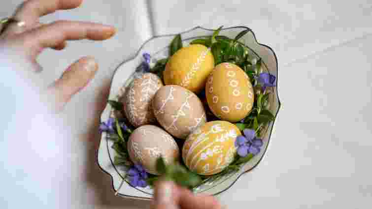 Один з найпростіших способів: як пофарбувати яйця куркумою до Великодня