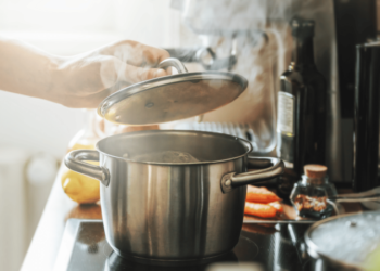 Що робити, аби вода не википіла з каструлі — цікаві лайфхаки