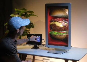 Майбутнє поруч: новий голографічний дисплей від Looking Glass показує 3D-зображення з будь-якої точки огляду і без VR/AR окулярів