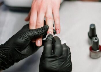 6 «приземлених» варіантів манікюру на весну та літо