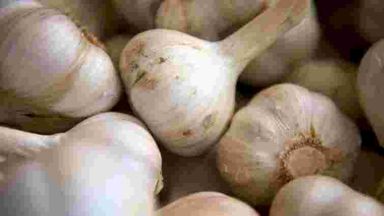 Щоб не проростав і не вʼянув: як треба зберігати часник