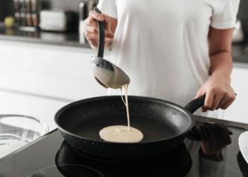 Як рівномірно розподілити тісто на млинці  — секрет господинь