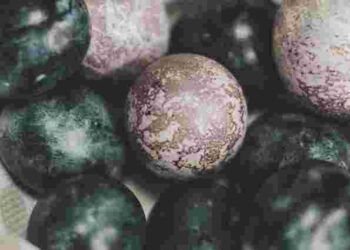 Як пофарбувати яйця в насичений блакитний колір: простий метод без хімії